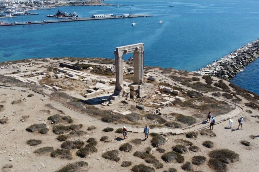 Νάξος: Τοποθέτησαν συρματόπλεγμα στην Πορτάρα μετά το επεισόδιο με τον τουρίστα– Έντονες αντιδράσεις