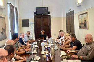 Στην Αποκεντρωμένη Διοίκησης Κρήτης θεσμικοί φορείς για τη μεταφορά της στάσης των τουριστικών λεωφορείων