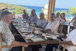 «Στην υγειά των κορόιδων» – Με στρατιωτικό ελικόπτερο στην Κρήτη ο Δένδιας