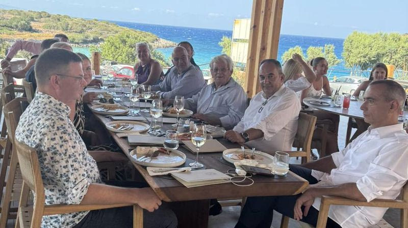 «Στην υγειά των κορόιδων» – Με στρατιωτικό ελικόπτερο στην Κρήτη ο Δένδιας