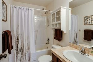 Γιατί πρέπει να ξεχάσετε τις πλαστικές κουρτίνες μπάνιου