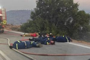 Χίος: Συγκλονιστική φωτογραφία από το μέτωπο της φωτιάς – Εξαντλημένοι πυροσβέστες κοιμούνται στη μέση του δρόμου