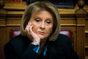 Εποχικοί πυροσβέστες κατά Βούλτεψη: «Να κάτσει στο κλιματιστικό της και να πιει τον καφέ της»