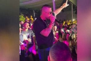 Τράπερ Rack: «Έχουμε θέμα με τα ανήλικα που πίνουν» – Τι απαντά