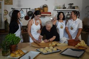 Γενέθλια και συγκίνηση: Η 88χρονη κυρία Μαρούλα έσβησε τα κεράκια της πάνω σε κυπριακές φλαούνες