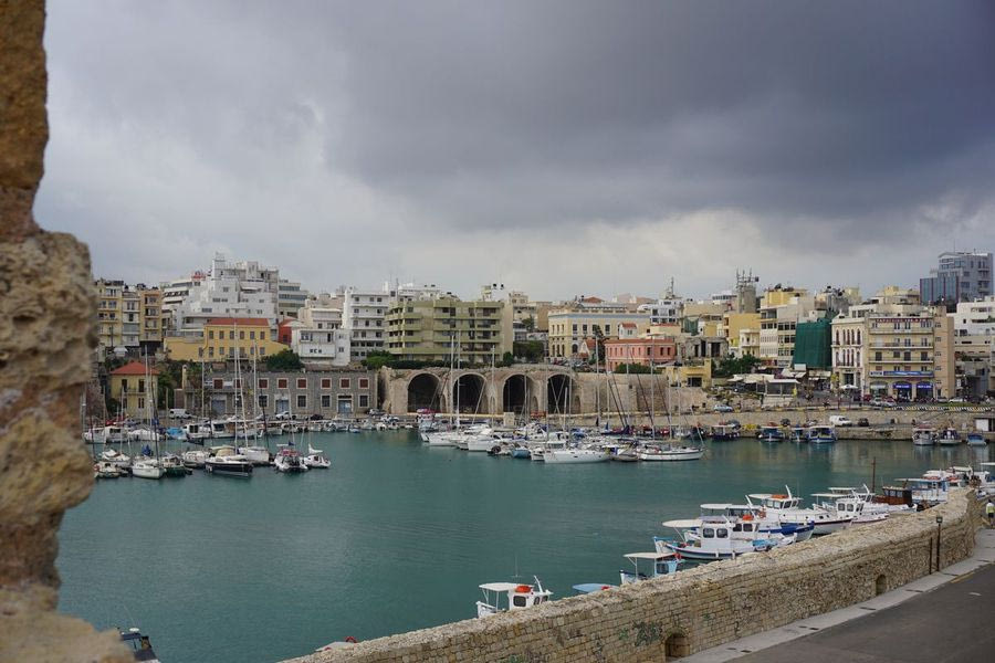 Θα συστήνατε το Ηράκλειο για τόπο διαμονής; – Δείτε τι λένε οι ντόπιοι σε αυτόν που ρώτησε