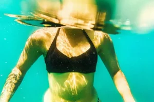 Μπορεί το κολύμπι σε κρύο νερό να αντιμετωπίσει το άγχος και την κατάθλιψη;