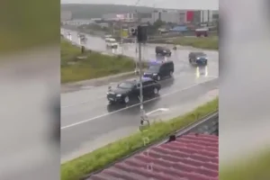 Πούτιν: Η αυτοκινητοπομπή του καθ’οδόν για τη συνάντηση με τον Τραμπ – Στην Αλάσκα με φούτερ «ΕΣΣΔ» ο Λαβρόφ