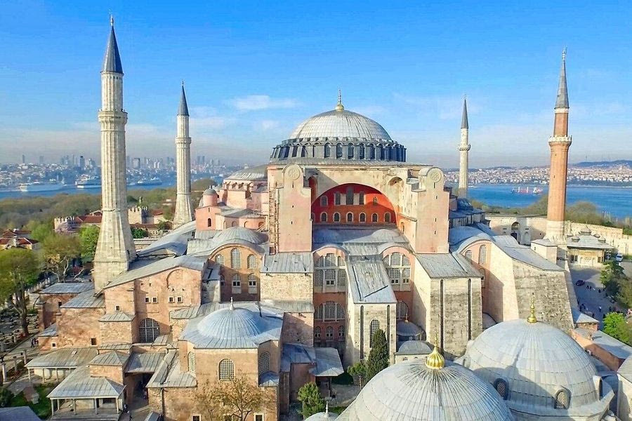 Αγιά Σοφιά: Άγνωστος επιχείρησε να βάλει φωτιά