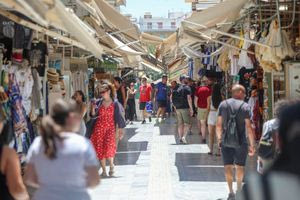 «Ο χειρότερος τουρισμός της τελευταίας δεκαετίας»: Ντόπιοι και ξένοι με μικρή αγοραστική δύναμη στο Ηράκλειο