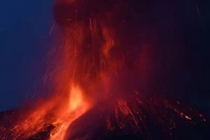 «Βράζει» ξανά η Αίτνα: Νέα έκρηξη και ροή λάβας σε υψόμετρο 3.000 μέτρων – Δείτε βίντεο
