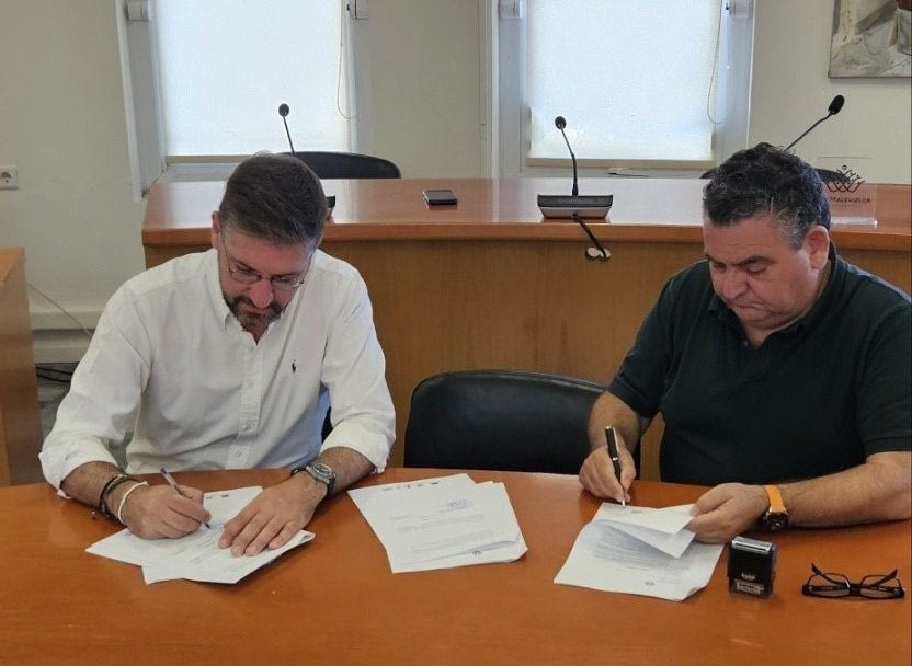 Τη σύμβαση για την κατασκευή πλατείας στο Αμμούδι υπέγραψε ο Δήμαρχος Μαλεβιζίου