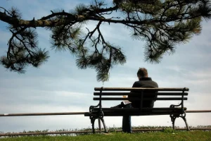 Γιατί δεν εμπιστευόμαστε τους ανθρώπους γύρω μας