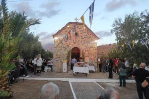 Εσπερινός στο ξωκλήσι του Αγίου Τίτου στην Αρμάχα Πεδιάδος