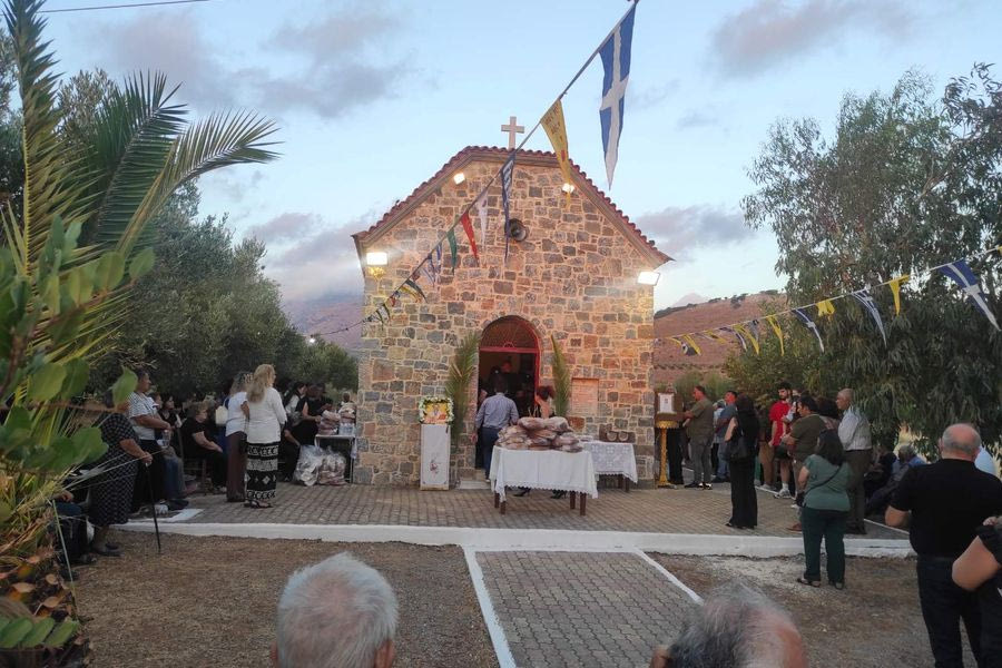 Εσπερινός στο ξωκλήσι του Αγίου Τίτου στην Αρμάχα Πεδιάδος