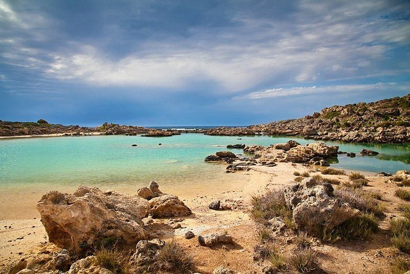 Η κρυμμένη παραλία της Κρήτης που μοιάζει με λίμνη από καρτ ποστάλ