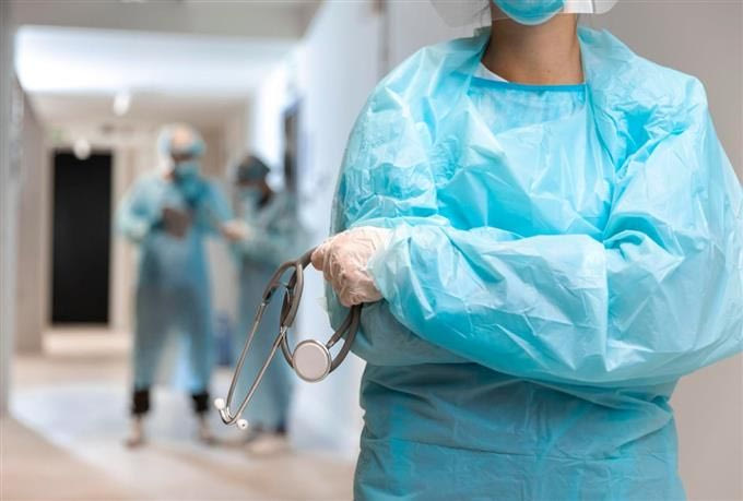 Κλειστές πολλές κλίνες ΜΕΘ στην «καρδιά» του καλοκαιριού για τις άδειες
