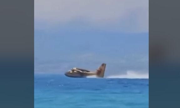 Φωτιά στην Πάτρα: Canadair ανεφοδιάζεται δίπλα από την Γέφυρα Ρίου – Αντιρρίου – Δείτε βίντεο