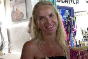 Μαρία Μπεκατώρου: Βόλτες στη Μύκονο με το σύζυγο και τον σκύλο της