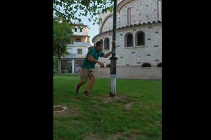 Ο Ευτύχης Μπλέτσας γκρέμισε μια κολώνα και ζήτησε συγγνώμη