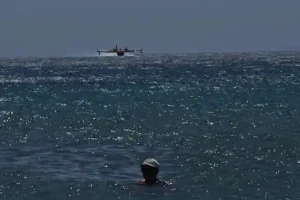 Κάνουν μπάνιο …παρέα με τα Canadair στην Ανάβυσσο