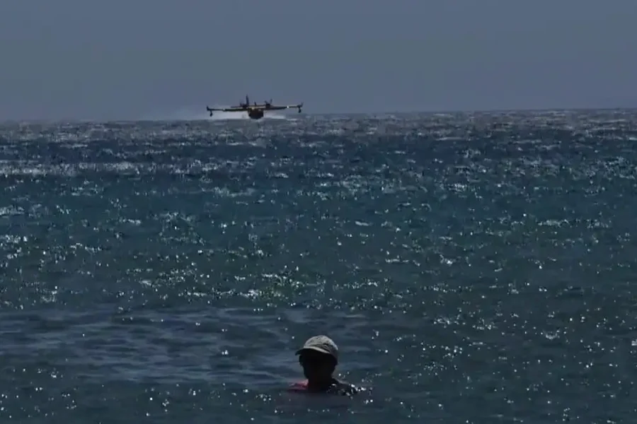 Κάνουν μπάνιο …παρέα με τα Canadair στην Ανάβυσσο