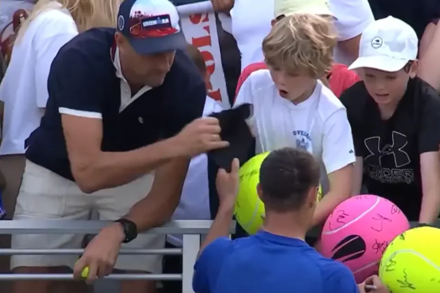 Σάλος με CEO στο US Open: Άρπαξε υπογεγραμμένο καπέλο μέσα από τα χέρια παιδιού, δείτε βίντεο