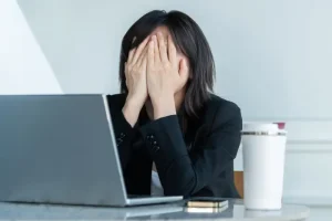 Μετά το “quiet quitting”, έρχεται το “quiet cracking”