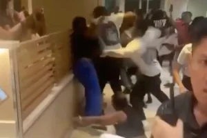 Βίντεο: Άγριο ξύλο σε κρουαζιερόπλοιο για… κοτομπουκιές