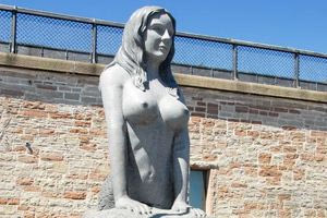 Δανία: Σάλος με γυμνόστηθο άγαλμα γοργόνας – «Είναι πορνογραφικό»