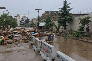 Πακιστάν: Πάνω από 320 άνθρωποι έχουν χάσει τη ζωή τους λόγω των μουσώνων σε ένα 48ωρο