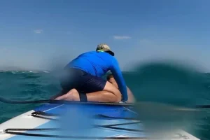 Θεσσαλονίκη: Διάσωση θρίλερ με SUP – Πατέρας παρασύρθηκε προσπαθώντας να φτάσει τα παιδιά του