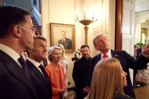 Ο Τραμπ έδειξε σε Μακρόν και Ζελένσκι τη συλλογή του από καπέλα MAGA