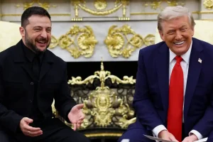 Χαμόγελα από Τραμπ και Ζελένσκι στο Οβάλ Γραφείο – Τα θερμά «ευχαριστώ» και στο βάθος τα σενάρια τερματισμού του πολέμου στην Ουκρανία