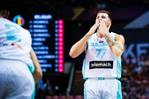 Πρώτη νίκη για τη Σλοβενία στο Ευρωμπάσκετ με τριπλ νταμπλ του Λούκα Ντόντσιτς