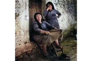 Σκηνή από δρόμο – σοκάκι στην Κρήτη, το 1957