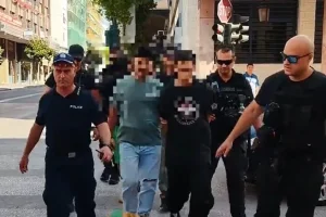 Πάτρα: Στα δικαστήρια ο 19χρονος και ο 27χρονος που κατηγορούνται για εμπρησμό