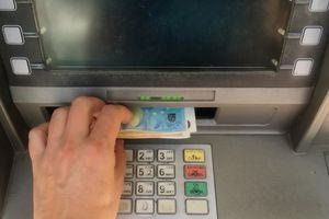 e-ΕΦΚΑ και ΔΥΠΑ: Προτελευταία ημέρα πληρωμών σήμερα – Ποιοι θα πάνε στα ΑΤΜ