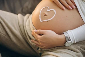 Ραγάδες στην εγκυμοσύνη: Πότε εμφανίζονται, πώς προλαμβάνονται και τι να κάνετε μετά τον τοκετό