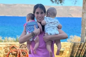 Παυλίνα Βουλγαράκη: Ποζάρει αγκαλιά με την κόρη και τον ανιψιό της