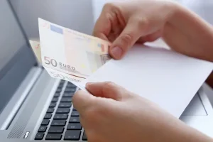 Επίδομα 100 ευρώ: Πότε μπαίνουν τα χρήματα – Οι δικαιούχοι