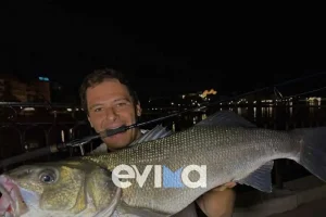 Ψαράς στην Εύβοια έβγαλε λαβράκι 6 κιλά με το καλάμι του – Εικόνες από την εντυπωσιακή ψαριά