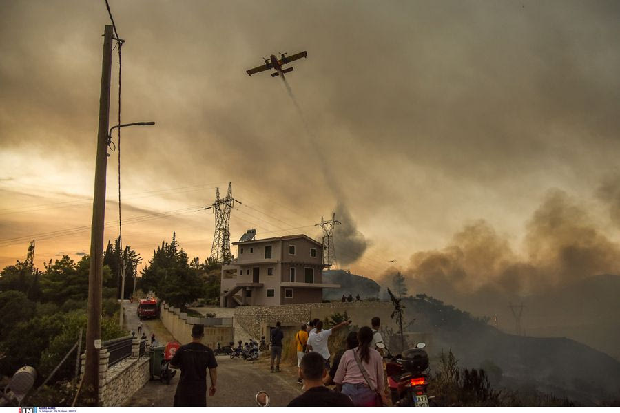 H Ελλάδα στις φλόγες – Μάχη στα πύρινα μέτωπα, βελτιωμένη η κατάσταση
