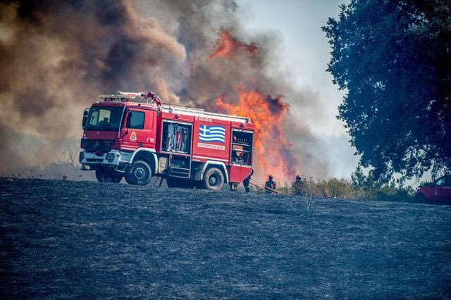 Μαίνεται η μεγάλη φωτιά στη Μεσσηνία – Απειλούνται σπίτια