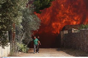 Φωτιά στην Κερατέα: Τραγωδία με νεκρό ηλικιωμένο – Καίγονται σπίτια στην Ανατολική Αττική