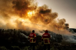 Νεκρός 45χρονος πυροσβέστης στη μάχη με τις φλόγες στην Πορτογαλία