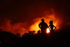 Λάρισα: Ενισχύθηκαν οι δυνάμεις στην φωτιά στον Τύρναβο