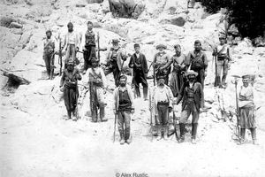 Κρητικοί σε ακτή, κοντά στο Ηράκλειο, το 1897