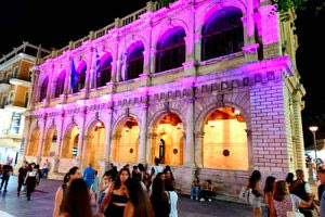 Σε φούξια και μωβ χρώμα η Λότζια