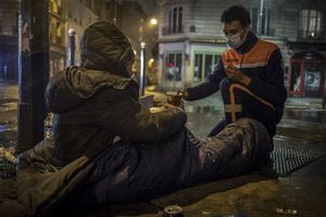 Γαλλία: Περισσότερα από 2.000 παιδιά κοιμούνται στους δρόμους